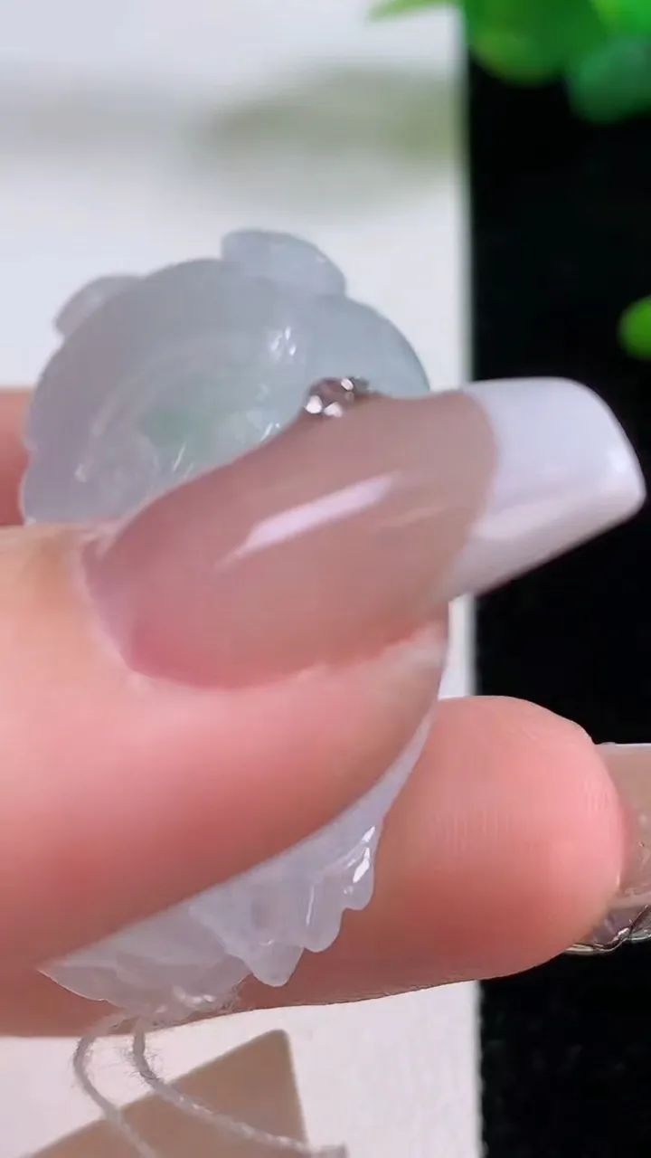 天然A货翡翠霸王貔貅吊坠，尺寸41.8-22.8-12.6，重量:28.11g
12月5日