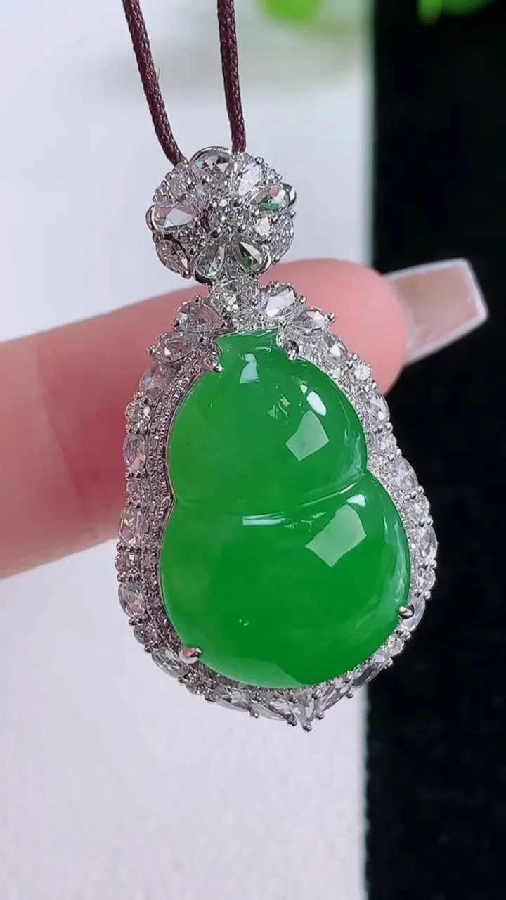 天然A货翡翠葫芦吊坠，尺寸32.5-17.7-11.8裸石19-13，重量:6.36g
12月5日