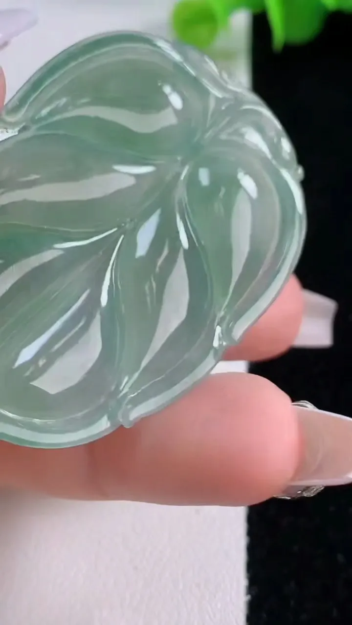 天然A货翡翠金枝玉叶 叶子吊坠，尺寸50.6-34.7-6.4，重量:18.66g
12月5日