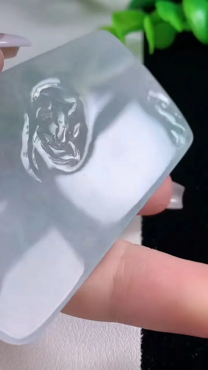 天然A货翡翠虚空藏菩萨吊坠，尺寸70.5-44-4.4，重量:36.93g
12月5日