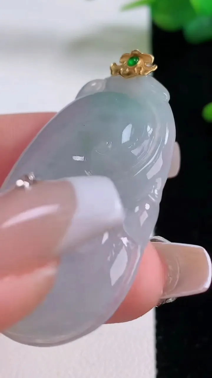 天然A货翡翠种飘花如意吊坠，尺寸42-27-5.4，重量:12.24g
12月5日