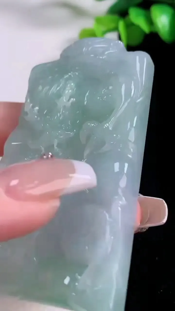 天然A货翡翠龙牌吊坠，尺寸72-40.4-9，重量:68.50g
12月5日