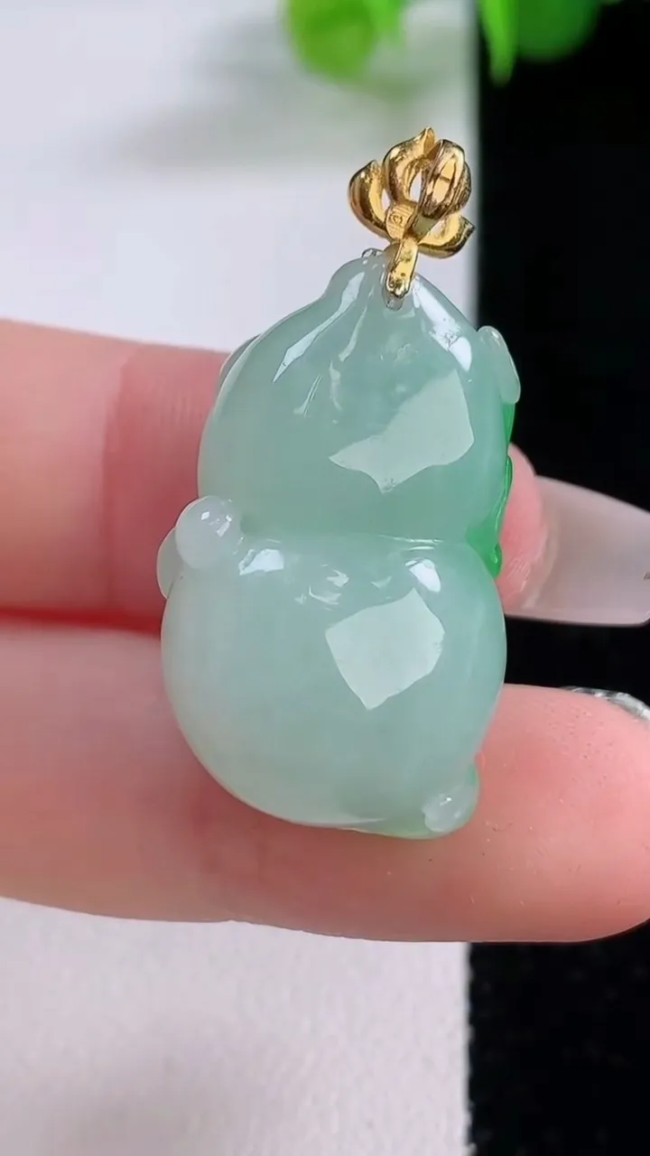 天然A货翡翠呱呱来财 葫芦吊坠，尺寸25.6-16.2-11，重量:10.37g
12月5日