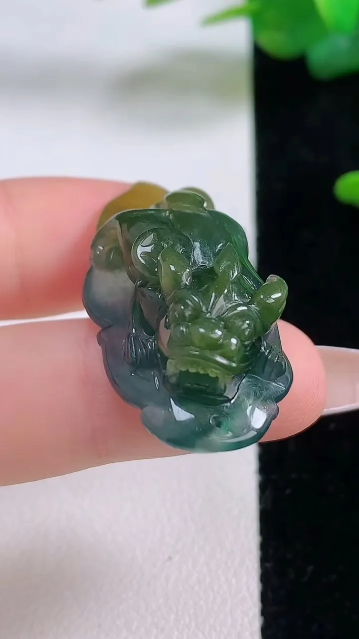 天然A货翡翠双彩貔貅吊坠，尺寸36.7-16.7-12.8，重量:11.28g
12月5日