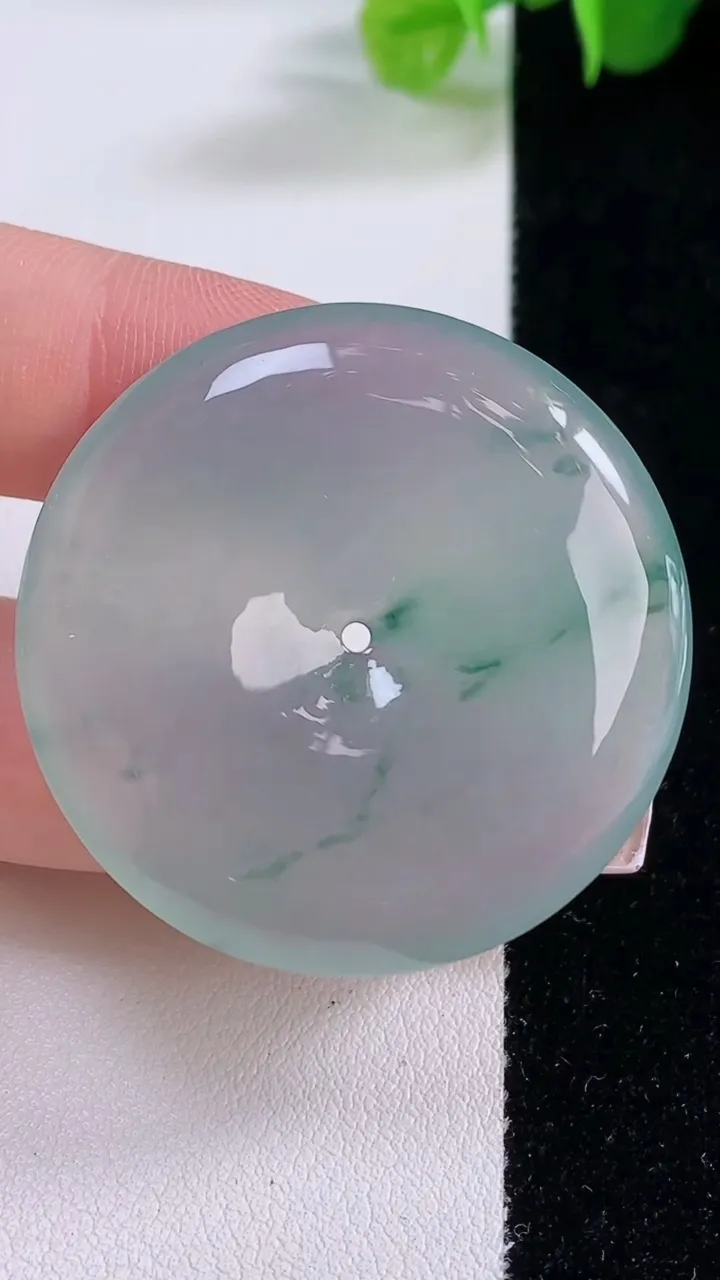 天然A货翡翠种飘花平安扣吊坠，尺寸38-7，重量:20.77g
12月5日