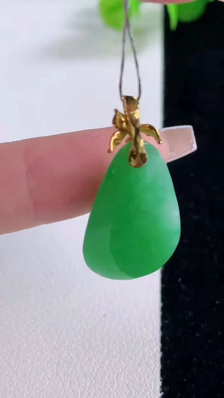 天然A货翡翠福瓜吊坠，尺寸27-14.8-6.8，重量:4.84g
12月5日