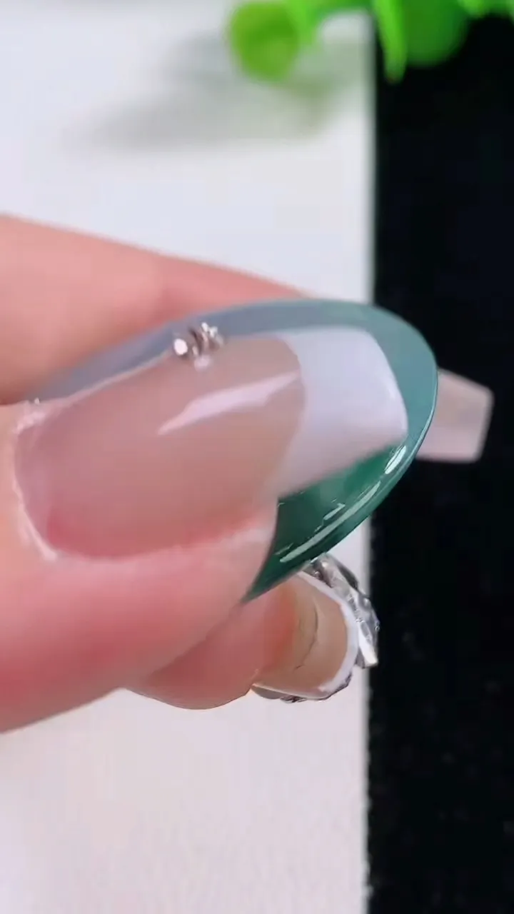 天然A货翡翠冰种飘花平安扣吊坠，尺寸37.8-6，重量:17.91g
12月5日