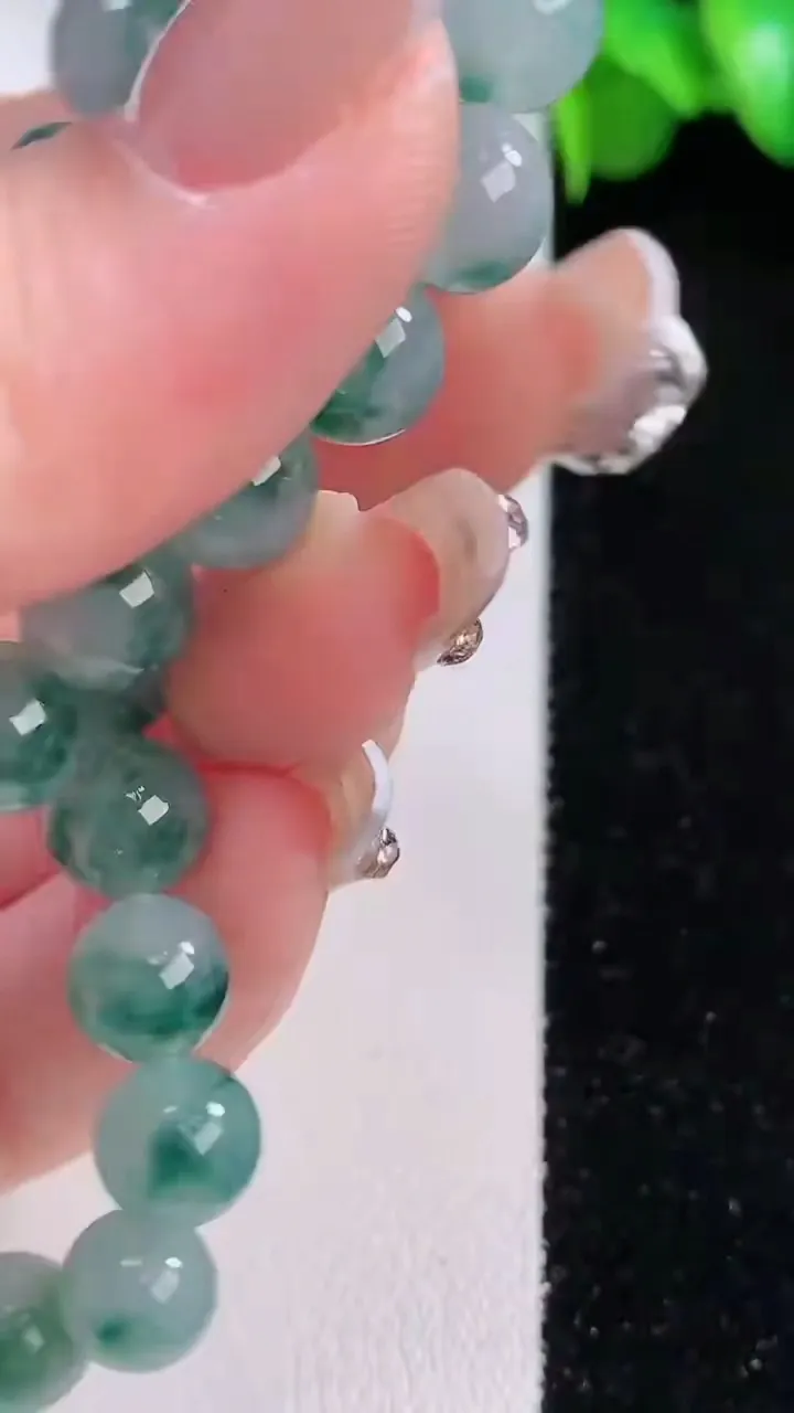 天然A货翡翠种飘花圆珠手串23颗，尺寸7.7，重量:19.82g12月5日
工厂直销收藏佳品,种好水足，色泽均匀，有种有色，上手高大气！