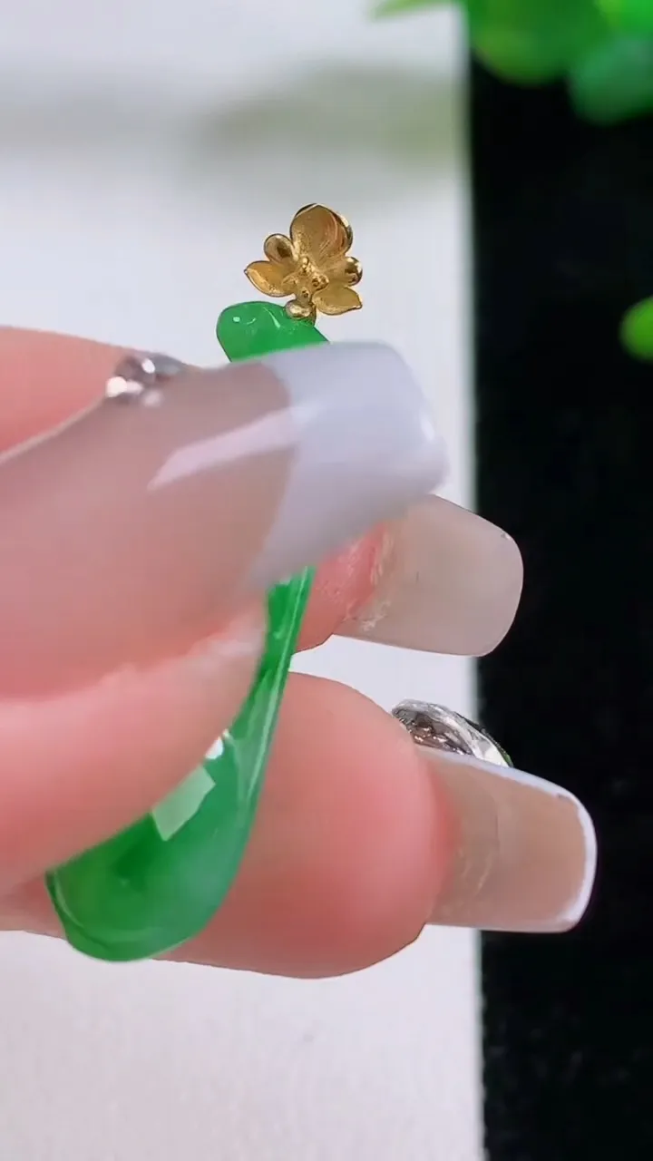 天然A货翡翠福豆吊坠，尺寸27.5-9.4-6.8，重量:2.79g
12月5日