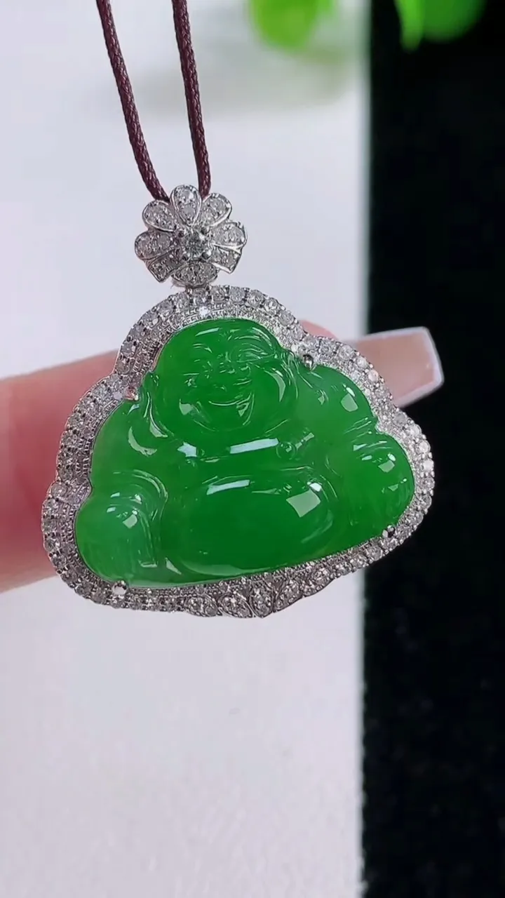 天然A货翡翠佛公吊坠，尺寸26-23.5-8.4裸石14.8-19.7，重量:5.87g
12月5日