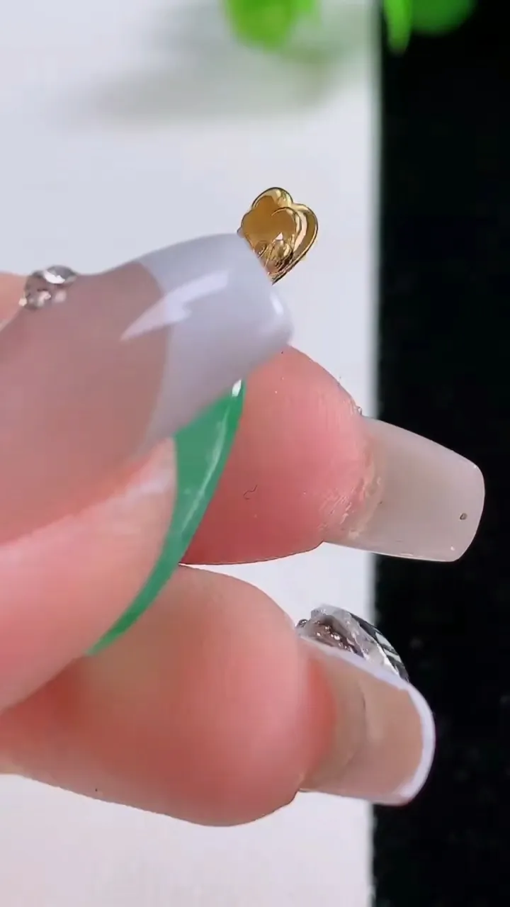 天然A货翡翠随形吊坠，尺寸21-12.2-6.7，重量:2.93g
12月5日