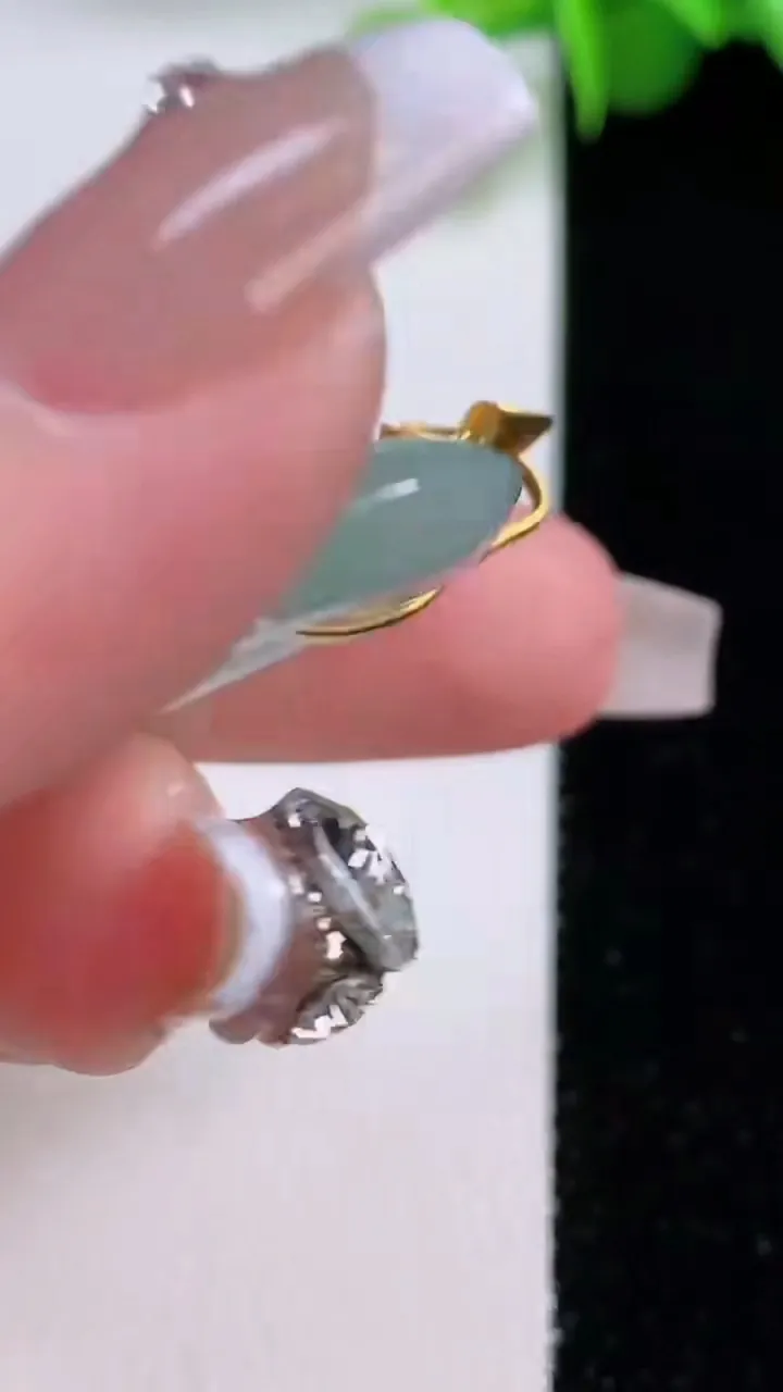 天然A货翡翠平安扣吊坠，尺寸26.3-5.8，重量:8.80g
12月5日