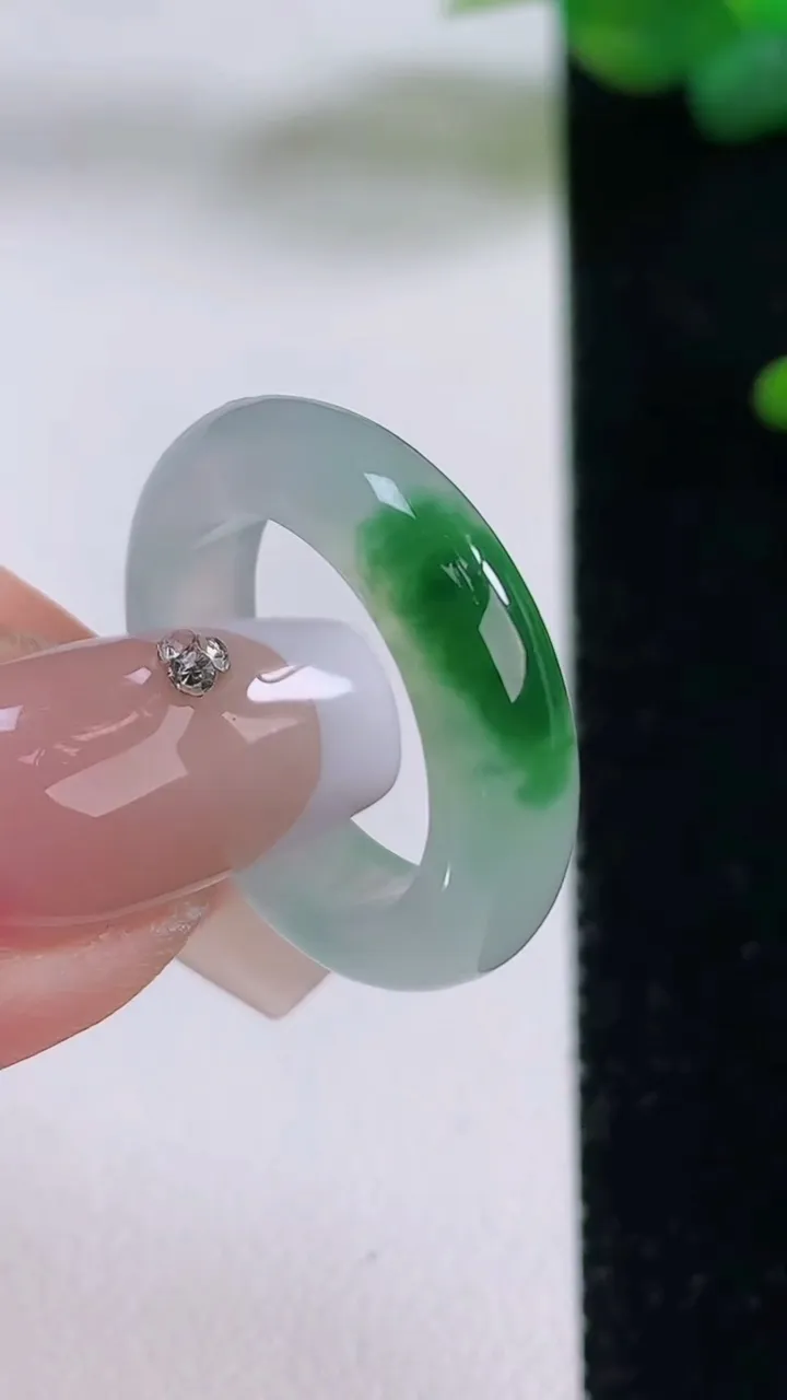 天然A货翡翠指环戒指，尺寸16.8-5-3.5，重量:3.86g2025年12月5日
工厂直销收藏佳品,种好水足，色泽均匀，有种有色，上手高大气！