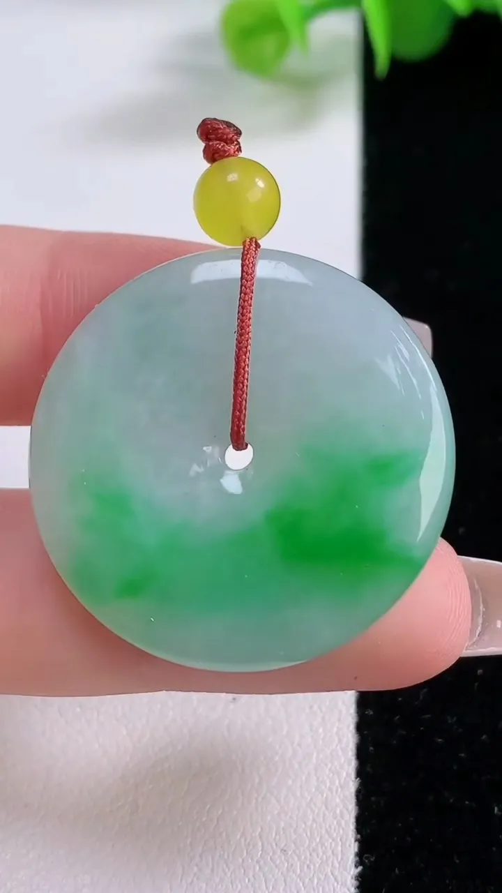 天然A货翡翠平安扣吊坠，尺寸30.6-5.8，重量:11.33g
12月5日