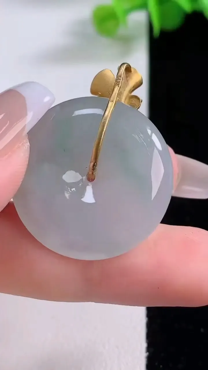 天然A货翡翠平安扣吊坠，尺寸26.3-5.8，重量:8.80g
12月5日