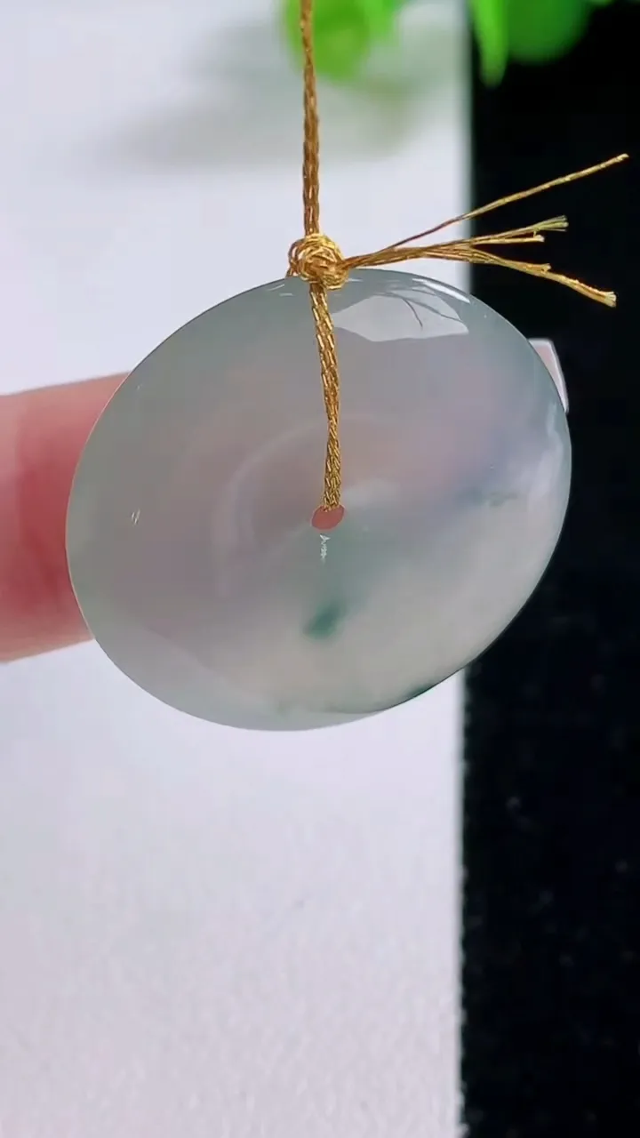 天然A货翡翠冰种飘花平安扣吊坠，尺寸25.2-5，重量:6.13g
12月5日