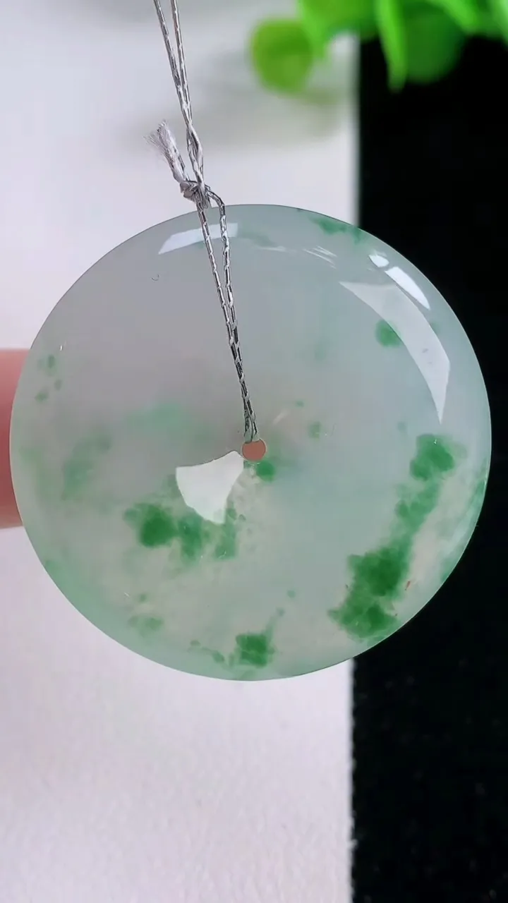 天然A货翡翠种飘花平安扣吊坠，尺寸32.7-5.6，重量:12.15g
12月5日