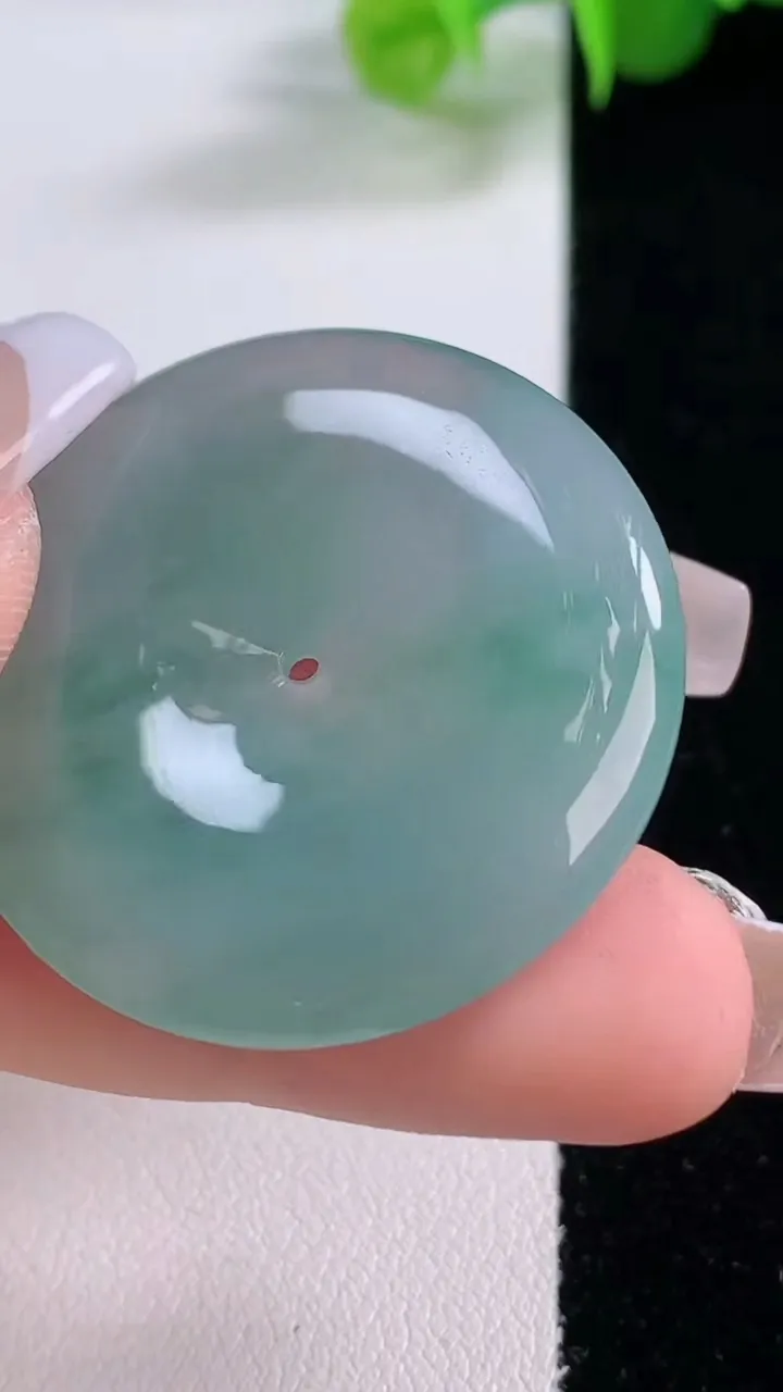 天然A货翡翠冰种飘花平安扣吊坠，尺寸33.5-5.8，重量:13.82g
12月5日