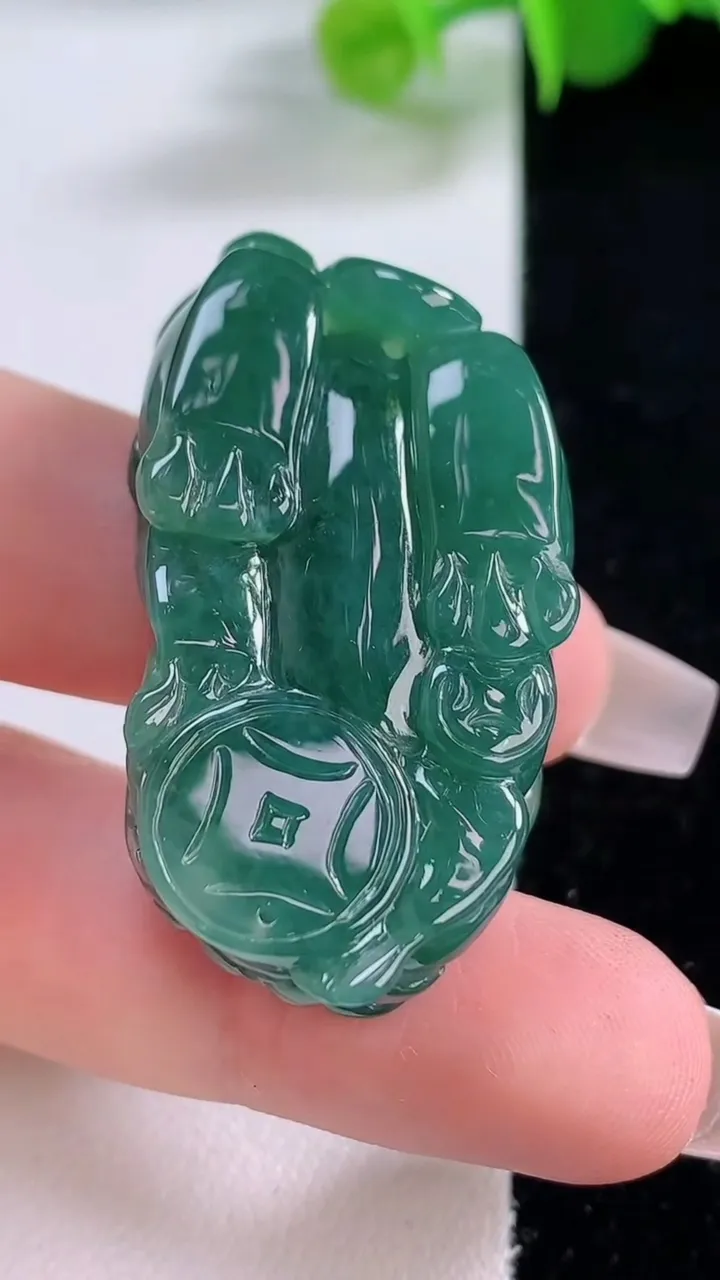 天然A货翡翠霸王貔貅吊坠，尺寸39.6-22-12.2，重量:23.50g
12月5日