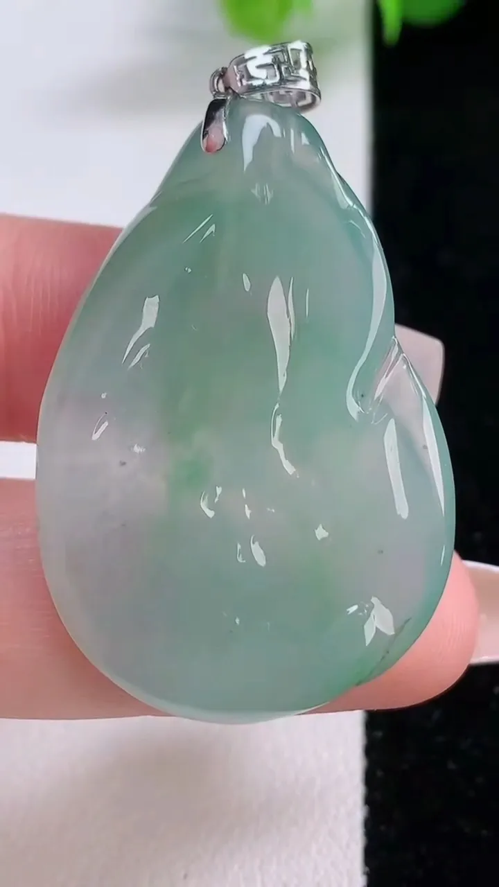天然A货翡翠无相佛吊坠，尺寸40-26.4-5.6，重量:11.44g
12月5日