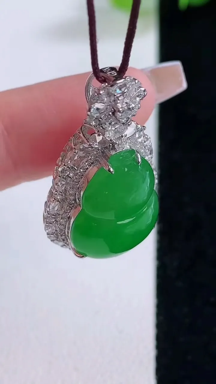 天然A货翡翠葫芦吊坠，尺寸32.5-17.7-11.8裸石19-13，重量:6.36g
12月5日