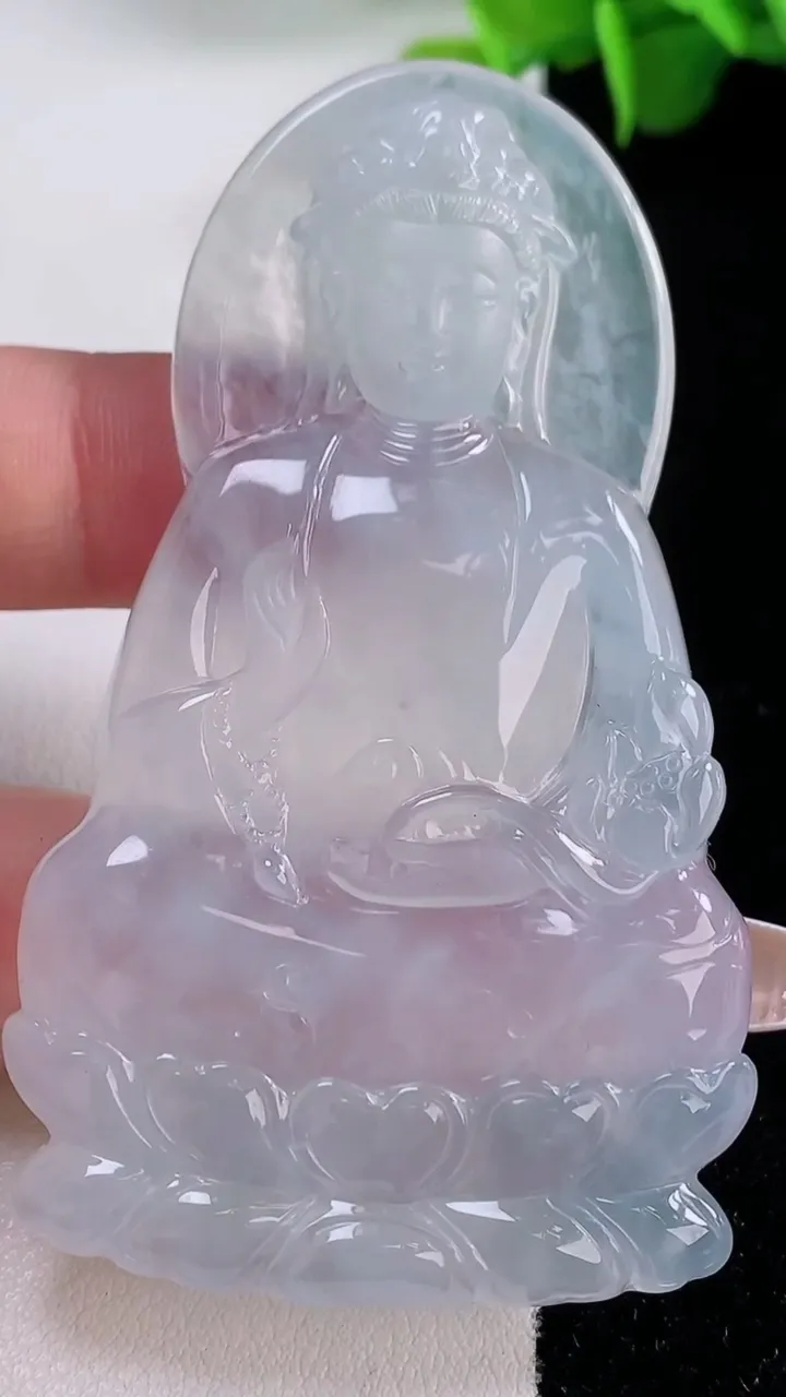 天然A货翡翠种白冰素衣观音菩萨吊坠，尺寸71.6-41.5-6.2，重量:35.38g
12月5日