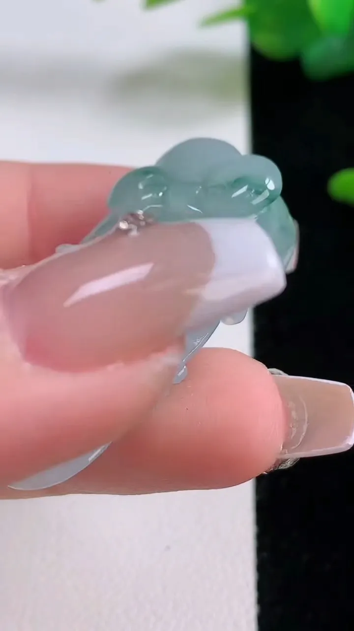 天然A货翡翠飘花霸王貔貅吊坠，尺寸38.8-16.4-11，重量:17.18g
12月5日