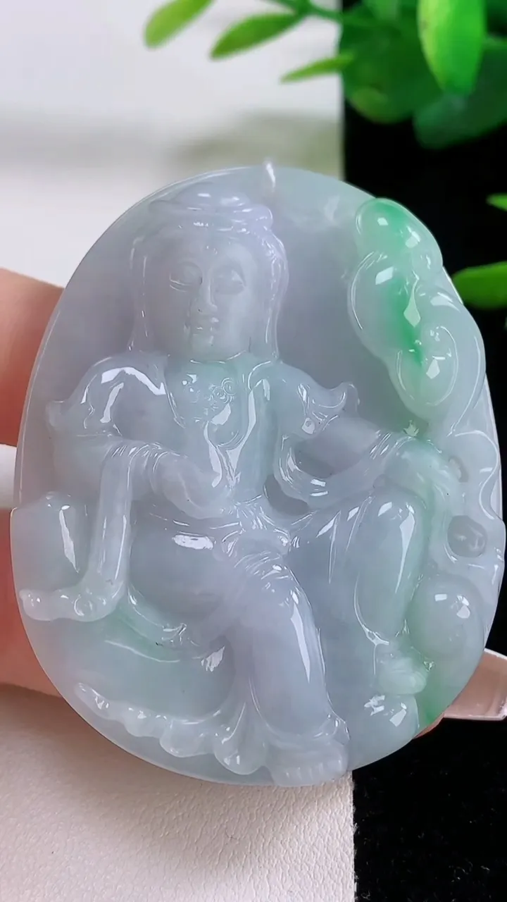 天然A货翡翠观音菩萨吊坠，尺寸55.8-44.3-7.3，重量:37.89g
12月5日