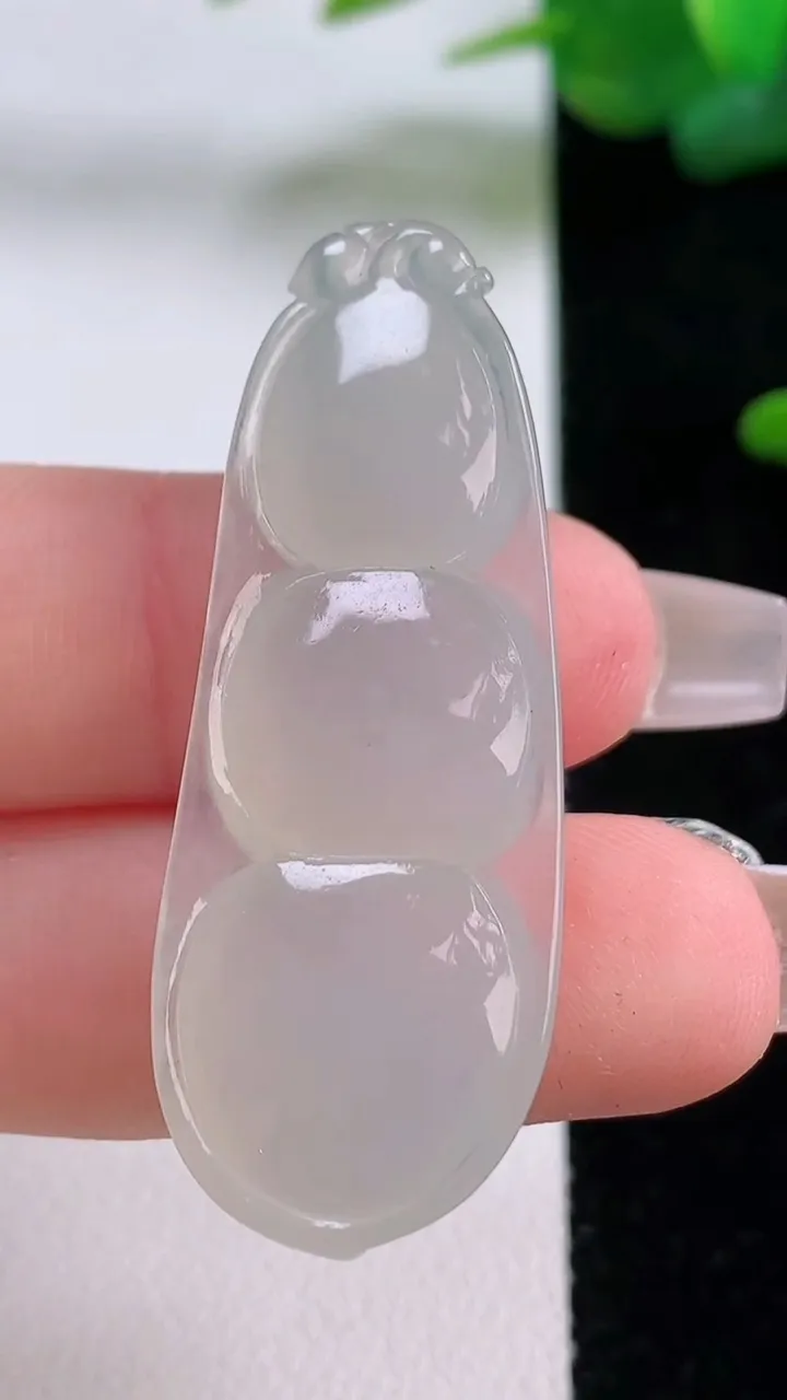 天然A货翡翠福豆吊坠，尺寸43.6-16.4-6.8，重量:8.09g
12月6日