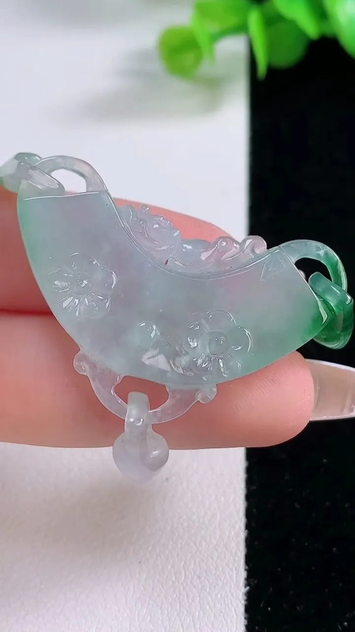 天然A货翡翠如意锁吊坠，尺寸30.4-40.2-5.8，重量:10.13g
12月5日