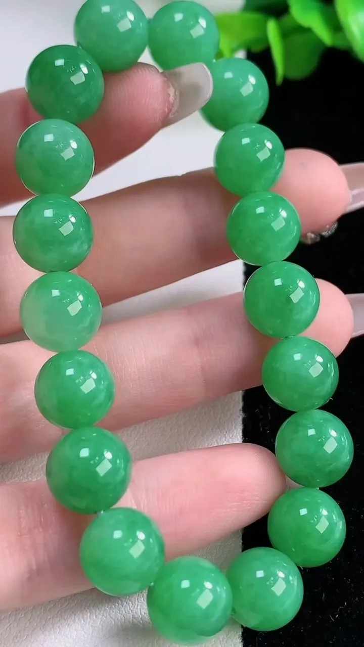 天然A货翡翠圆珠手串18颗，尺寸10.4，重量:34.55g12月5日
工厂直销收藏佳品,种好水足，色泽均匀，有种有色，上手高大气！