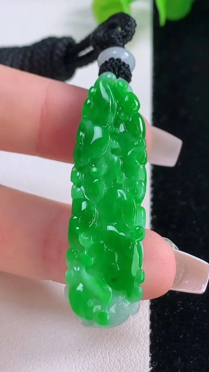 天然A货翡翠白菜吊坠，尺寸46.5-12.3-9.2，重量:16.55g
12月5日