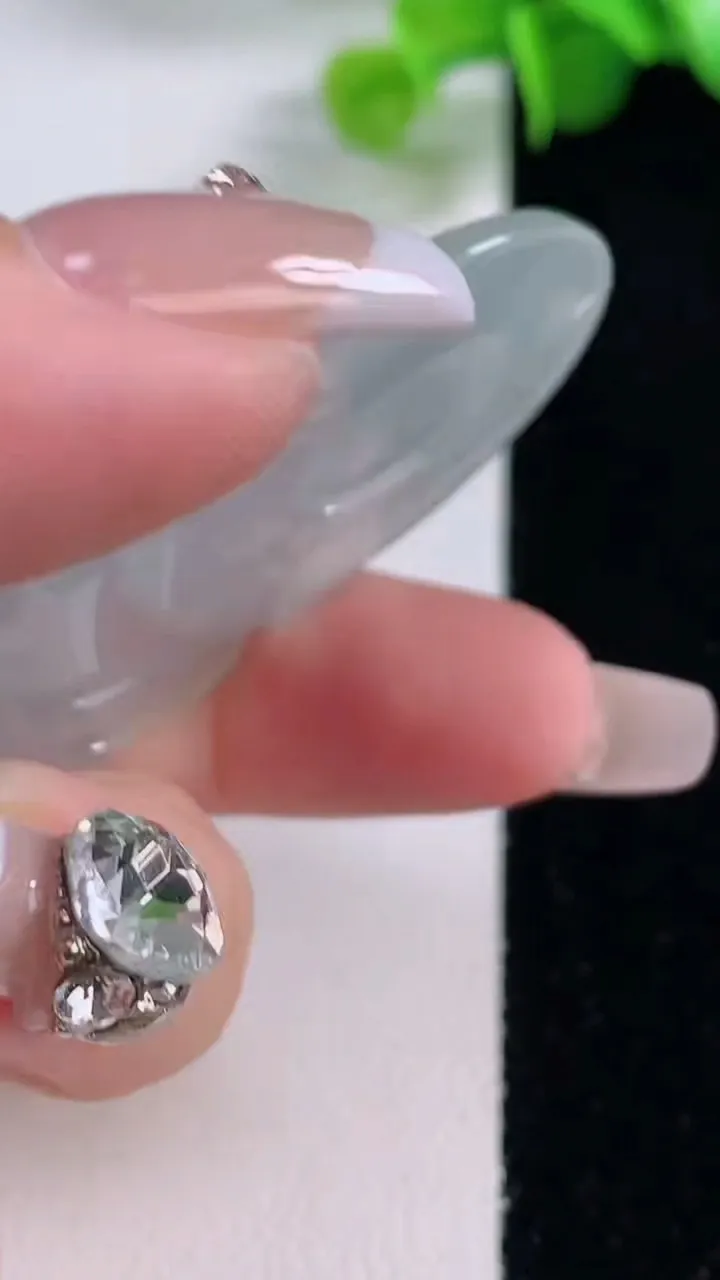 天然A货翡翠种白冰观音菩萨吊坠，尺寸64.6-40-5.7，重量:27.20g
12月5日