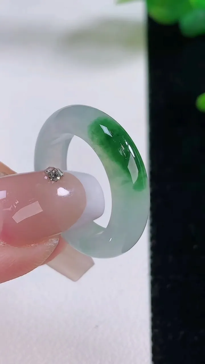 天然A货翡翠指环戒指，尺寸16.8-5-3.5，重量:3.86g2025年12月5日
工厂直销收藏佳品,种好水足，色泽均匀，有种有色，上手高大气！