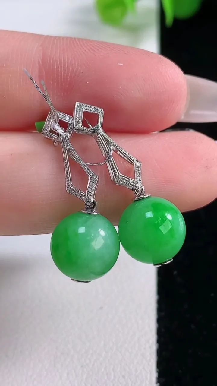 天然A货翡翠圆珠耳钉，尺寸10.2，重量:4.81g12月5日
工厂直销收藏佳品,种好水足，色泽均匀，有种有色，上手高大气！