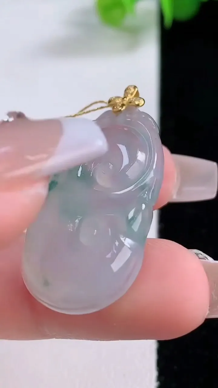 天然A货翡翠种飘花如意吊坠，尺寸30.3-18-5，重量:5.94g
12月5日