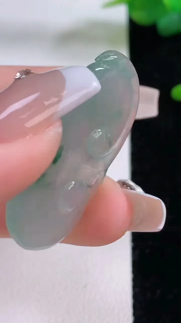 天然A货翡翠冰种飘花如意，尺寸36.4-19.5-4.6，重量:7.04g
12月5日