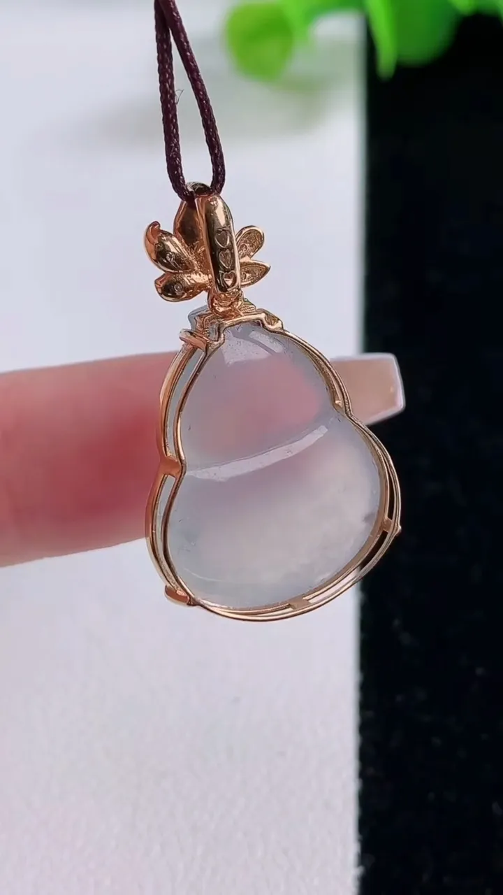 天然A货翡翠种飘花葫芦吊坠，尺寸20.4-16.6-6.7，重量:3.56g
12月5日