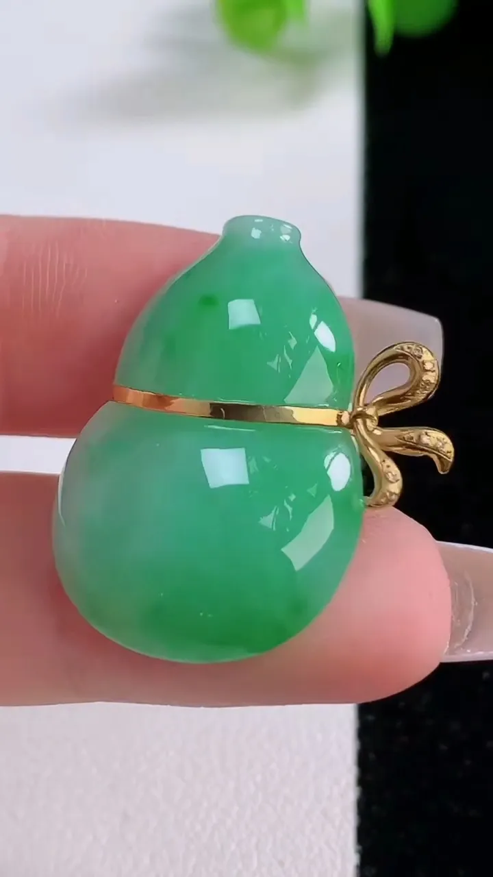 天然A货翡翠葫芦吊坠，尺寸29-19.8-5.5，重量:5.89g
12月5日