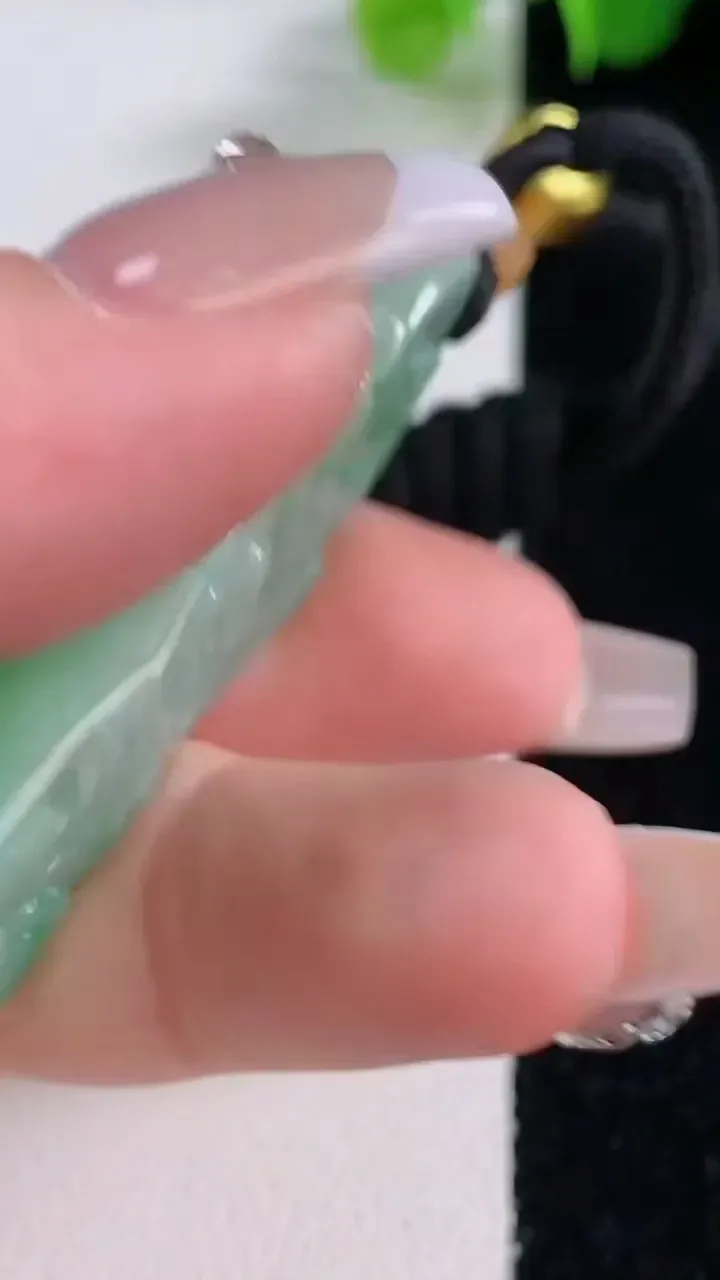 天然A货翡翠山水牌吊坠，尺寸50.7-25.4-10，重量:34.39g
12月5日