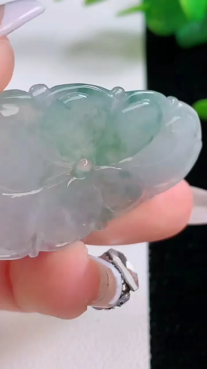 天然A货翡翠冰种飘花年年有余吊坠，尺寸43-28-4，重量:10.40g
12月5日