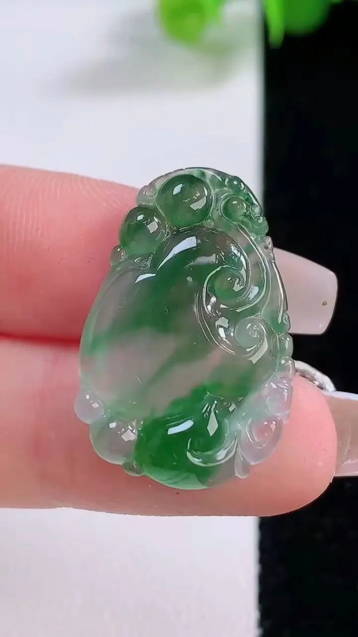 天然A货翡翠冰种飘花如意吊坠，尺寸26-17.2-4.3，重量:3.06g
12月5日