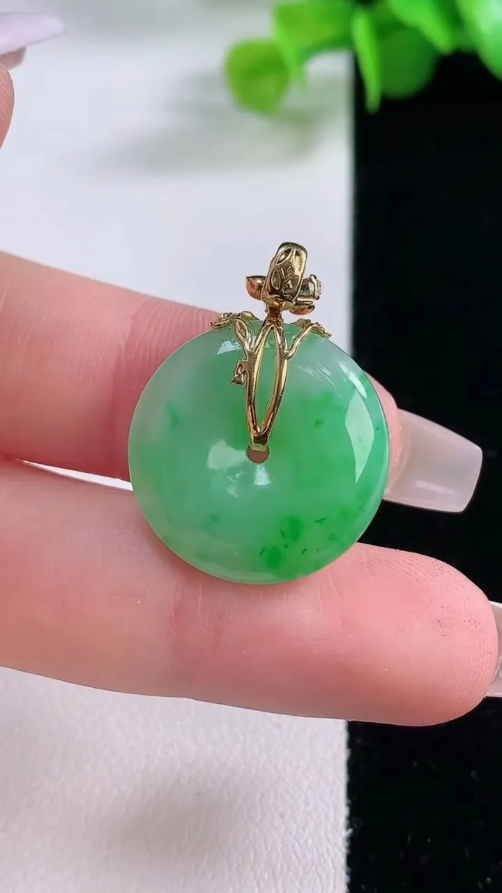 天然A货翡翠平安扣吊坠，尺寸19.5-4.7，重量:5.05g
12月5日