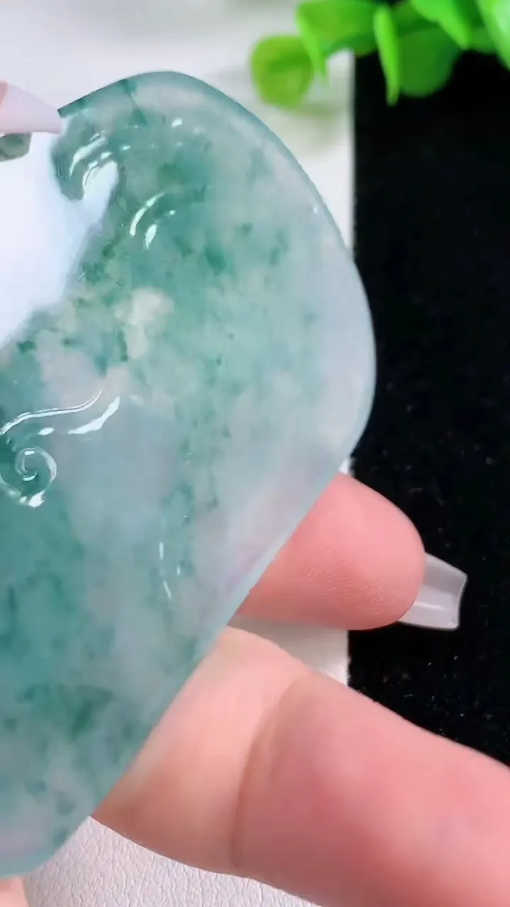 天然A货翡翠种飘花普贤菩萨吊坠，尺寸68.6-43.8-5.7，重量:42.16g
12月5日