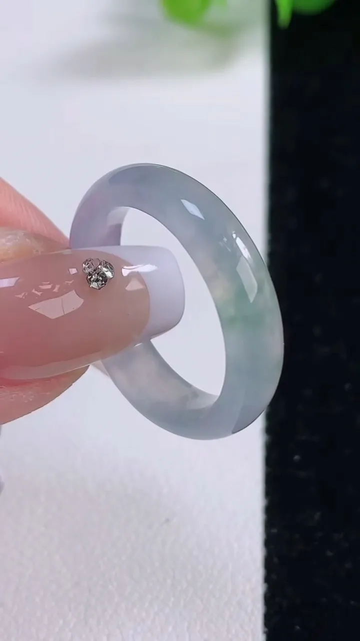 天然A货翡翠冰种飘花指环 戒指，尺寸18.8-4.9-2.7，重量:3.47g2025年12月5日
工厂直销收藏佳品,种好水足，色泽均匀，有种有色，上手高大气！