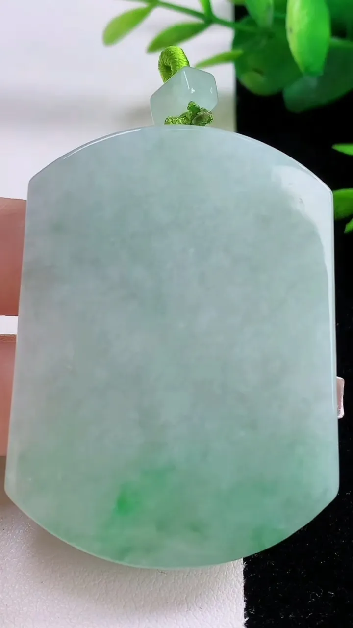 天然A货翡翠无事牌吊坠，尺寸57-43.3-5.4，重量:39.74g
12月5日