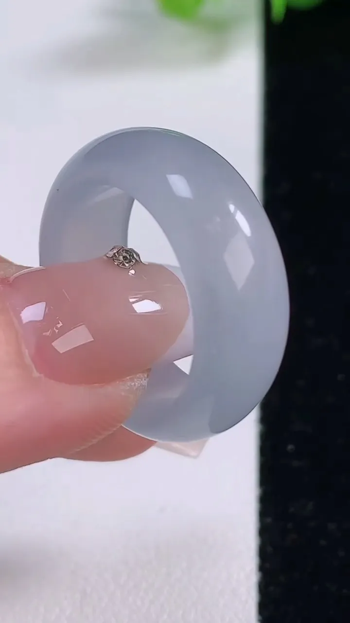 天然A货翡翠冰种紫罗兰指环 戒指，尺寸18.6-7.8-3.1，重量:6.27g2025年12月5日
工厂直销收藏佳品,种好水足，色泽均匀，有种有色，上手高大气！