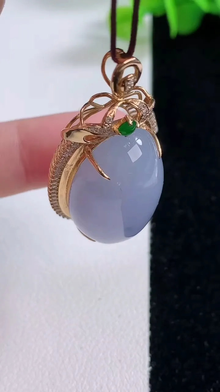 天然A货翡翠种飘花平安扣吊坠，尺寸35.6-5.8，重量:15.79g
12月5日