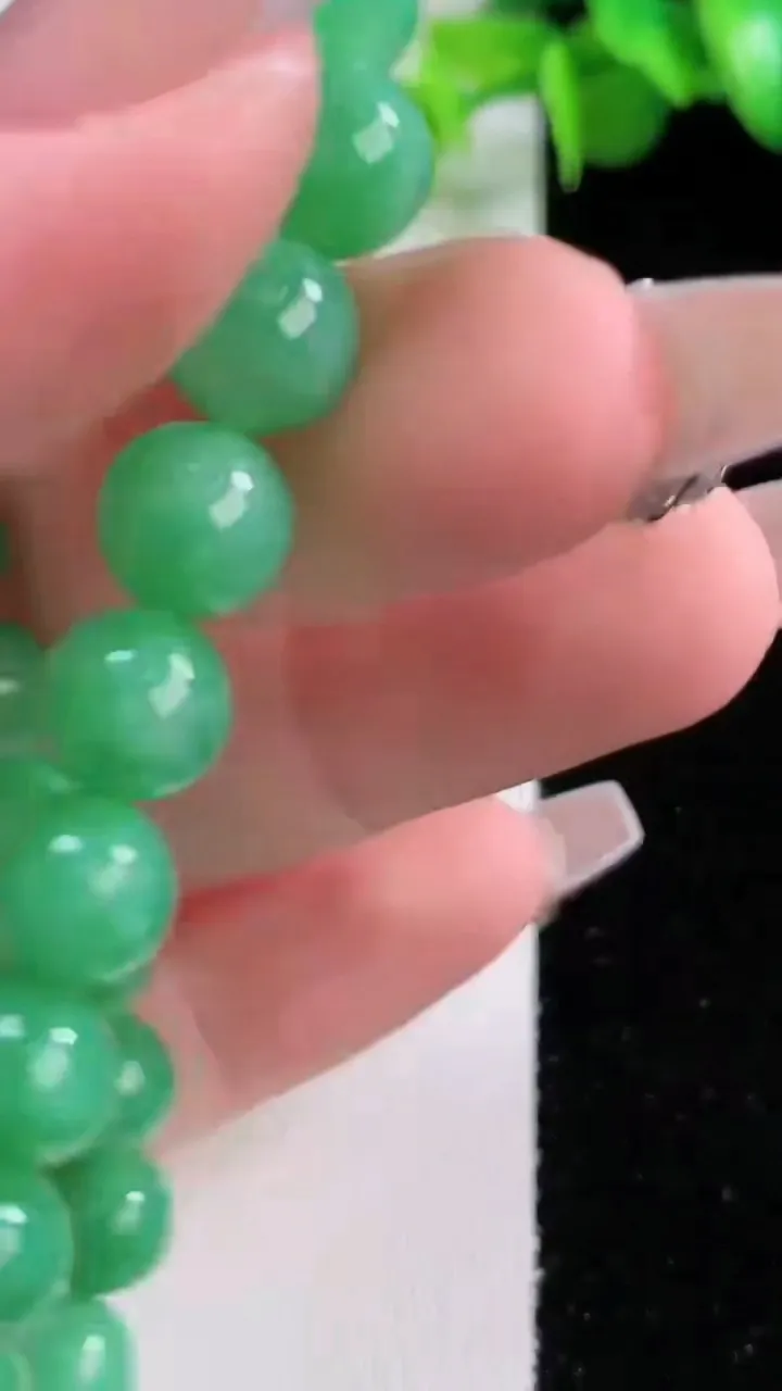 天然A货翡翠圆珠手串24颗，尺寸7.8，重量:20.70g12月5日
工厂直销收藏佳品,种好水足，色泽均匀，有种有色，上手高大气！