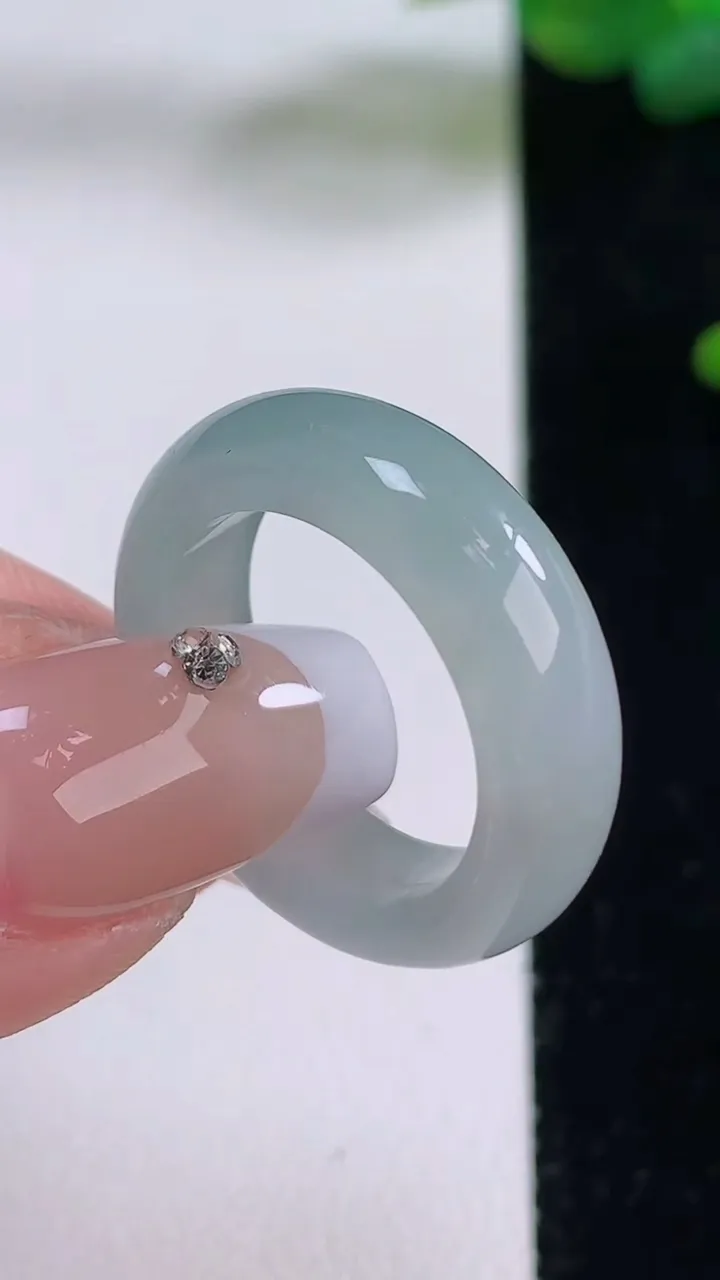 天然A货翡翠指环戒指，尺寸17.7-5.7-3.2，重量:4.62g2025年12月5日
工厂直销收藏佳品,种好水足，色泽均匀，有种有色，上手高大气！